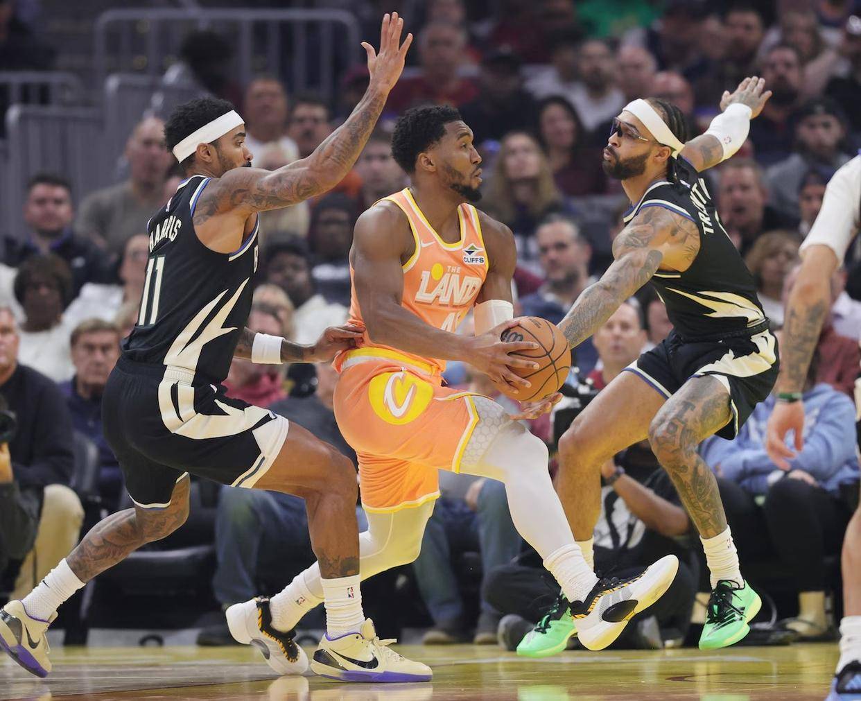 密尔沃基雄鹿清晨单刀错失；志在NBA常规赛名次提升；气氛紧张；医务组通报恢复的简单介绍